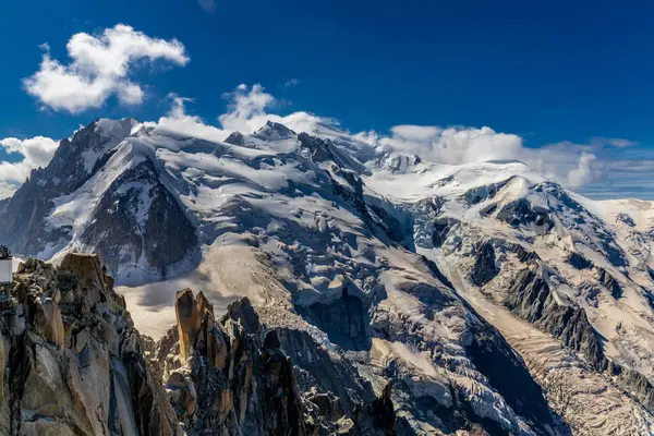 Mont Blanc, Monte Bianco Dağı zirvesi kar kubbesi Fransa 'daki Chamonix vadisinde. Avrupa 'nın Alplerdeki en yüksek zirvesi, Montblanc manzarası