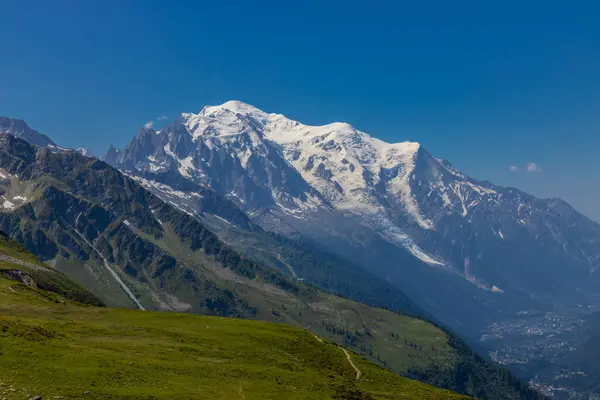 Mont Blanc, Monte Bianco Dağı zirvesi kar kubbesi Fransa 'daki Chamonix vadisinde. Avrupa 'nın Alplerdeki en yüksek zirvesi, Montblanc manzarası