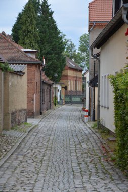 Bu büyüleyici görüntü, Almanya 'nın pitoresk bir bölgesi olan Lubbenau / Spreewald' ın dingin güzelliğini yansıtıyor. Fotoğrafta yemyeşil sularda salınan sakin bir kanal var. Geleneksel tekneler suyun üzerinde nazikçe yüzüyor. Yoğun orman