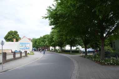 Bu büyüleyici görüntü, Almanya 'nın pitoresk bir bölgesi olan Lubbenau / Spreewald' ın dingin güzelliğini yansıtıyor. Fotoğrafta yemyeşil sularda salınan sakin bir kanal var. Geleneksel tekneler suyun üzerinde nazikçe yüzüyor. Yoğun orman