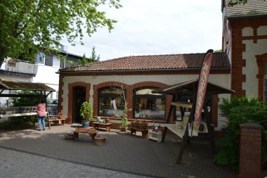 Bu büyüleyici görüntü, Almanya 'nın pitoresk bir bölgesi olan Lubbenau / Spreewald' ın dingin güzelliğini yansıtıyor. Fotoğrafta yemyeşil sularda salınan sakin bir kanal var. Geleneksel tekneler suyun üzerinde nazikçe yüzüyor. Yoğun orman