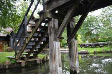 Bu büyüleyici görüntü, Almanya 'nın pitoresk bir bölgesi olan Lubbenau / Spreewald' ın dingin güzelliğini yansıtıyor. Fotoğrafta yemyeşil sularda salınan sakin bir kanal var. Geleneksel tekneler suyun üzerinde nazikçe yüzüyor. Yoğun orman