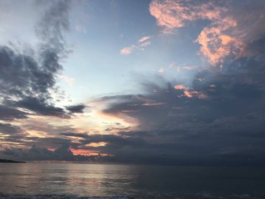 Denizin üzerinde güzel bir gün batımı