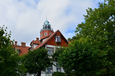 Sopot 'a bir günlük bir gezi, Polonya' nın en büyüleyici sahil kasabalarından birinde hoş bir deneyim sunuyor. Güzel plajları ve canlı atmosferiyle tanınan Sopot, rahatlatıcı bir kaçış için mükemmeldir.. 