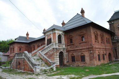 Moskova 'daki Krutitsy Metochion, Taganka ilçesine yakın Moskva Nehri yakınlarında yer alan eşsiz bir tarihi ve mimari komplekstir. 14. yüzyılda kurulan bina, bir zamanlar Sarai ve Podon Metropolitan 'ın ikametgahı olarak hizmet vermiştir. Şey... 