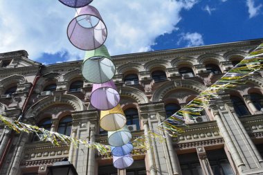 Moskova 'da bir yürüyüş, tarih, kültür ve modernliğin büyüleyici bir karışımını sunar. Kızıl Meydan 'dan başlayın, şehrin kalbi, St. gibi ikonik simgeleri takdir edebileceğiniz bir yer. Basil 'in Katedrali, Kremlin ve Lenin' in Mozolesi. Yol boyunca dolaş.