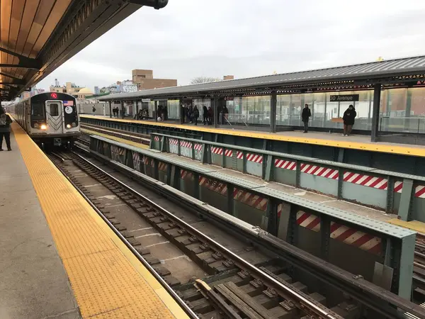 New York 'a bir gezi unutulmaz bir deneyimdir. Enerji, simgesel simgeler ve çeşitli kültürel etkinliklerle doludur.. 