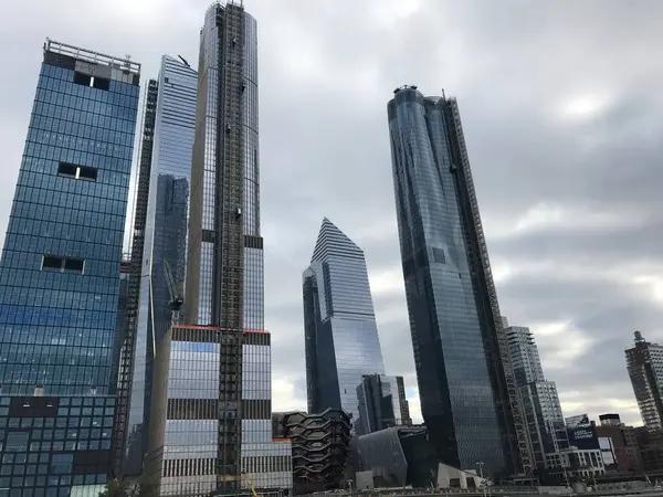 New York 'a bir gezi unutulmaz bir deneyimdir. Enerji, simgesel simgeler ve çeşitli kültürel etkinliklerle doludur.. 