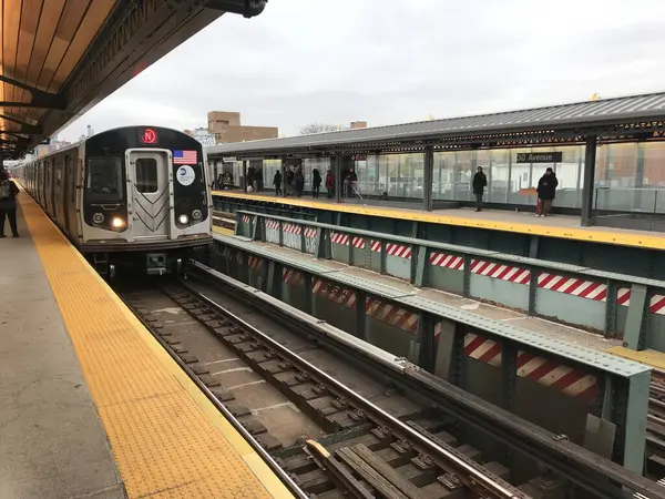 New York 'a bir gezi unutulmaz bir deneyimdir. Enerji, simgesel simgeler ve çeşitli kültürel etkinliklerle doludur.. 