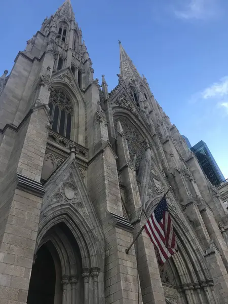 New York 'a bir gezi unutulmaz bir deneyimdir. Enerji, simgesel simgeler ve çeşitli kültürel etkinliklerle doludur.. 