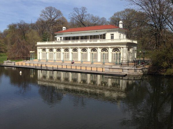 Поездка в Нью-Йорк - это незабываемые впечатления, наполненные энергией, знаковыми достопримечательностями и разнообразными культурными достопримечательностями.