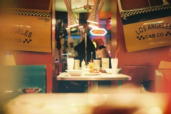 Nostalji dolu neon ışıkları ve klasik dekoru olan retro bir lokantada klasik yemek ve içeceklerin tadını çıkarın.