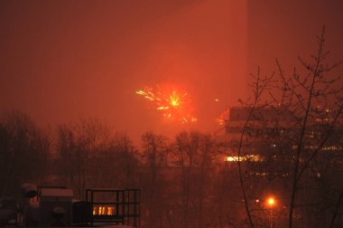 Havai fişek gösterisi, hareketli bir şehrin, Dominion Ofisi 'nin, Zaha Hadid' in üstündeki gece gökyüzünü aydınlatıyor.