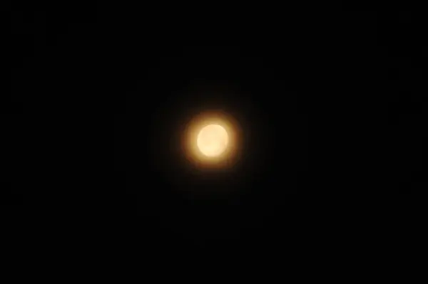 Dolunay, engin gece gökyüzünde olağanüstü bir şekilde parlıyor. Gecenin bu saatinde dünyanın üzerine güzel bir parıltı saçıyor.