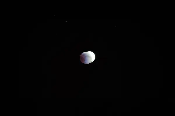Büyüleyici bir ay tutulması görüntüsü. Gece karanlığında Ay 'ı güzel bir şekilde gösteriyor.