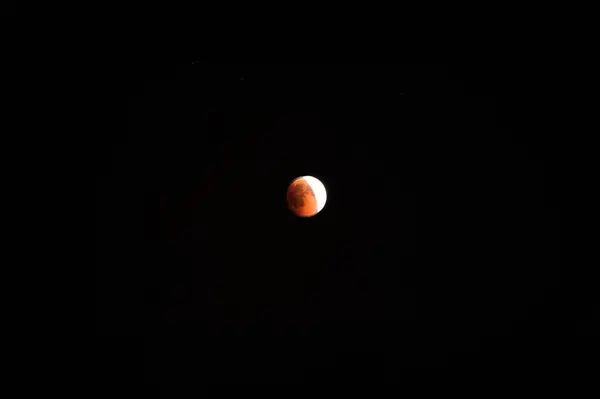 Büyüleyici bir ay tutulması görüntüsü. Gece karanlığında Ay 'ı güzel bir şekilde gösteriyor.