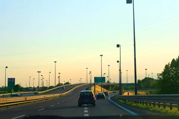 Çekici ve pitoresk bir yürüyüş yolu ziyaretçileri yemyeşil alandan geçirip onları bekleyen rahat bir bara götürüyor, Lignano Sabbiadoro, İtalya