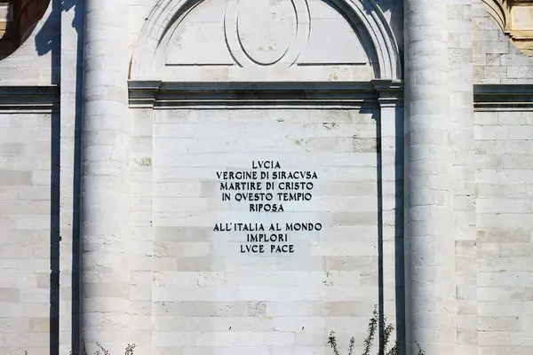Lucia 'nın anısına güzel kazınmış bir duvar, Bakire Meryem, bir barış mesajı sunuyor, Venedik, İtalya