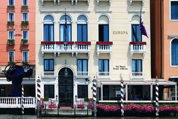 Venedik 'te güzel mimarisi ve canlı çiçekleri olan şık bir otel Venedik, İtalya