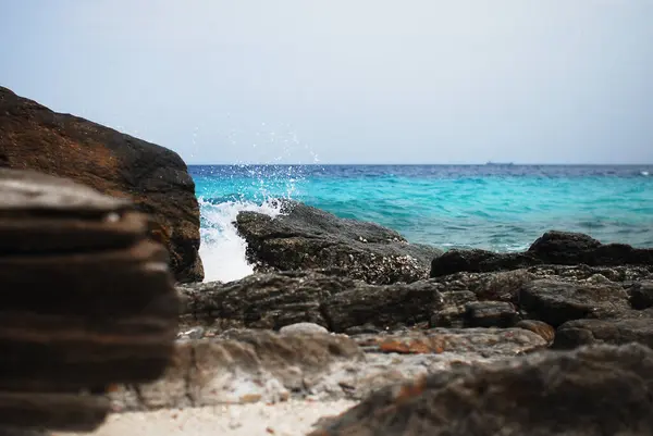 Çok güzel turkuaz dalgaların sert kayalara, Tayland 'a çarptığını gösteren nefes kesici bir kıyı sahnesi.