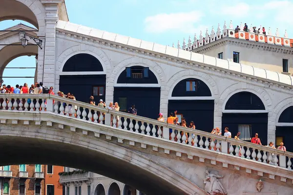 Turistler, Venices 'in zengin tarihi ve çarpıcı mimarisinin simgesi olan Rialto Köprüsü' nde toplandılar.
