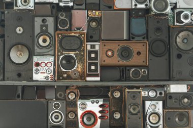 Çeşitli eski, renkli stereo hoparlörler üst üste yığılmış..