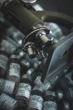 Antika mikroskop, küçük bir laboratuarda küçük ilaç şişelerinden oluşan bir koleksiyon..