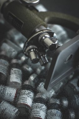 Antika mikroskop, küçük bir laboratuarda küçük ilaç şişelerinden oluşan bir koleksiyon..