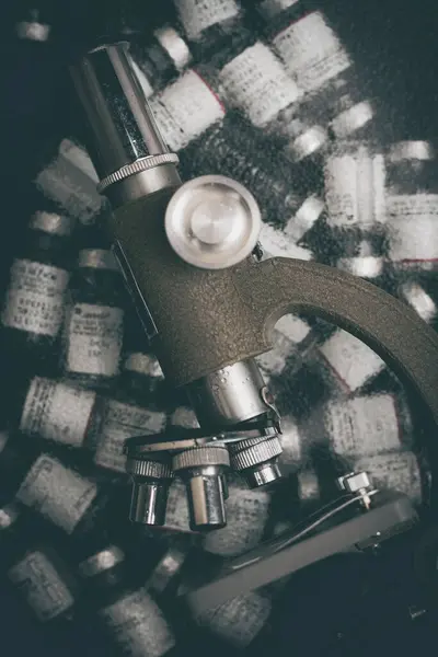 Antika mikroskop, küçük bir laboratuarda küçük ilaç şişelerinden oluşan bir koleksiyon..