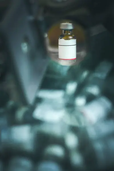 İğrenç bir gülümseme, küçük bir bilim laboratuarındaki eski bir mikroskobun camına yansıyor..