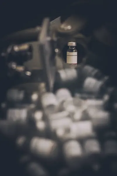 İğrenç bir gülümseme, küçük bir bilim laboratuarındaki eski bir mikroskobun camına yansıyor..