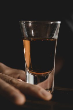 Depresyondaki genç, beyaz bir adamın bir bardak dolusu viskiyle portresi..