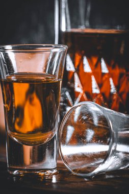 Depresyondaki genç, beyaz bir adamın bir bardak dolusu viskiyle portresi..