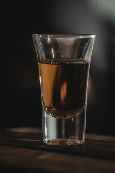 Depresyondaki genç, beyaz bir adamın bir bardak dolusu viskiyle portresi..