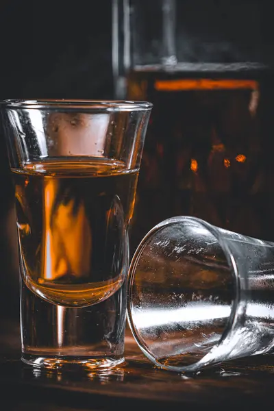 Depresyondaki genç, beyaz bir adamın bir bardak dolusu viskiyle portresi..