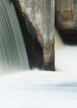 Hidroelektrik bir barajın üzerinden uzun süre akan su..