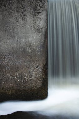 Hidroelektrik bir barajın üzerinden uzun süre akan su..