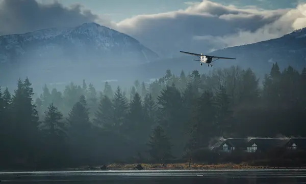 Puslu Orman ve Dağ manzarasına Manzaralı Hafif Uçaklar iniş yapıyor. Cessna 172 tek motorlu uçak