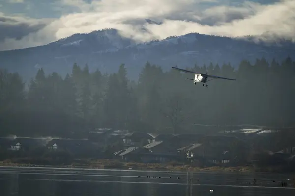 Puslu Orman ve Dağ manzarasına Manzaralı Hafif Uçaklar iniş yapıyor. Cessna 172 tek motorlu uçak