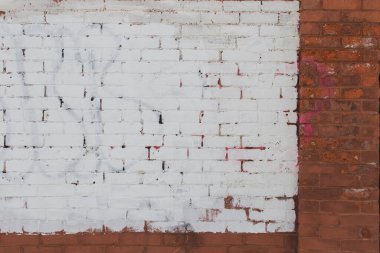 Kopyalama için soluk beyaz kareli eskimiş tuğla duvar. Antika estetik taşralı yapı malzemesi.