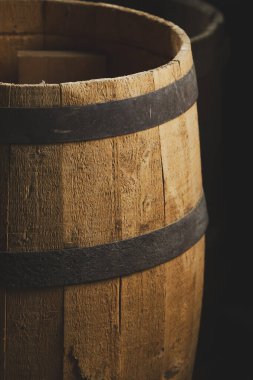 Kırsal ahşap fıçı, düşük ışıkta eski metal bantlar..