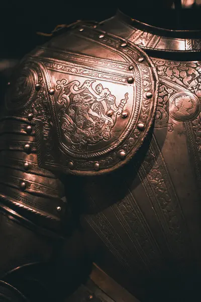 Süslü ortaçağ zırhının oymalı desenli detaylı yakın çekimi..