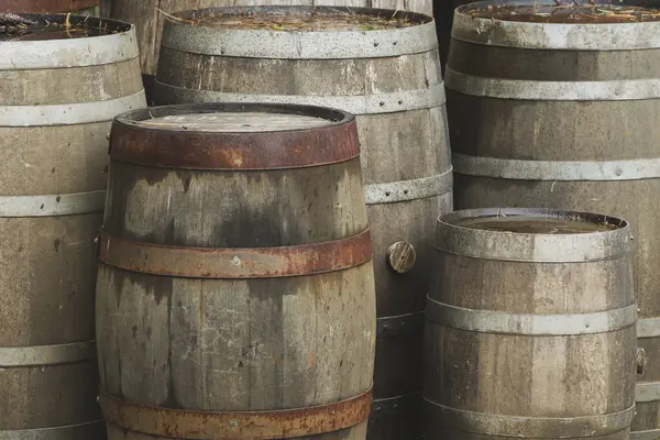 Eski ahşap ve metal detaylarıyla arka arkaya eski kırsal variller..