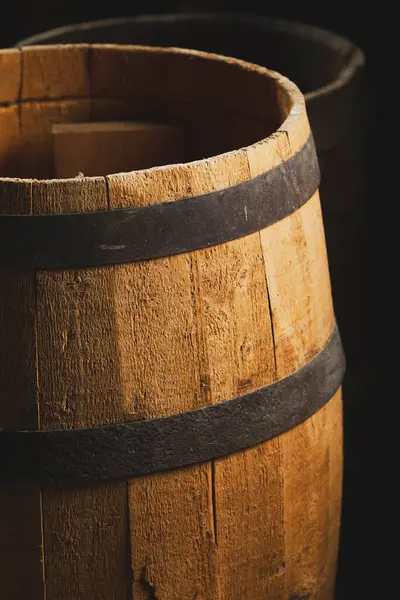 Kırsal ahşap fıçı, düşük ışıkta eski metal bantlar..