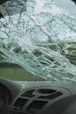 Arabanın içinde kırık ön cam ve yeşil renkli cam kırıkları var. Şiddetli ön çarpışma sonrası.