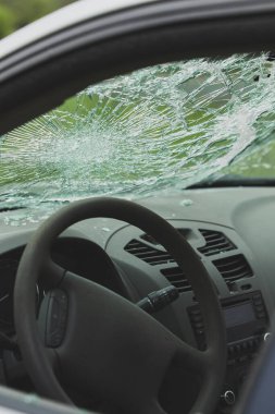 Arabanın ön camında kırık var. Direksiyon ve iç tarafı kırık camlarla kaplı..