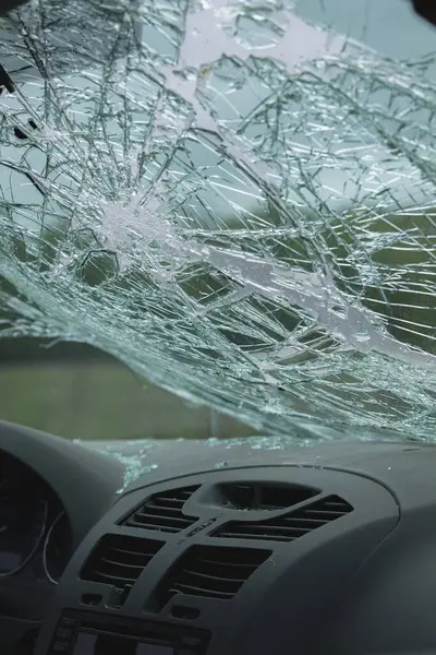 Arabanın içinde kırık ön cam ve yeşil renkli cam kırıkları var. Şiddetli ön çarpışma sonrası.