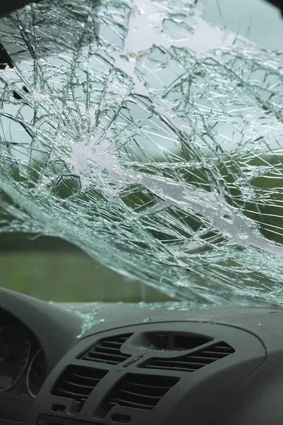 Arabanın içinde kırık ön cam ve yeşil renkli cam kırıkları var. Şiddetli ön çarpışma sonrası.