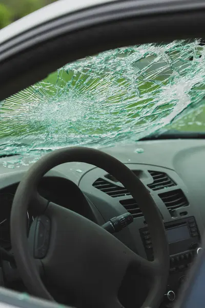 Arabanın ön camında kırık var. Direksiyon ve iç tarafı kırık camlarla kaplı..