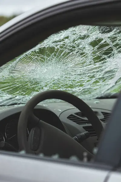 Arabanın ön camında kırık var. Direksiyon ve iç tarafı kırık camlarla kaplı..